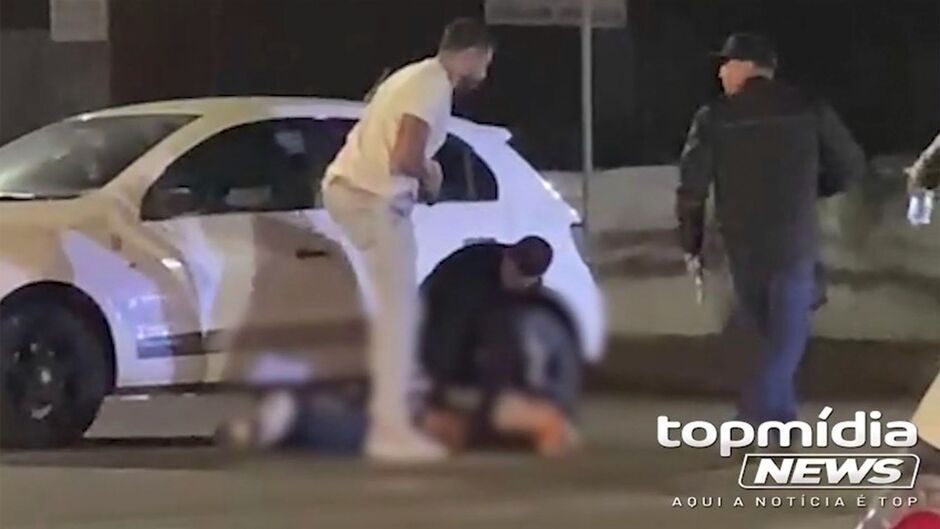 Homem foi algemado no chão