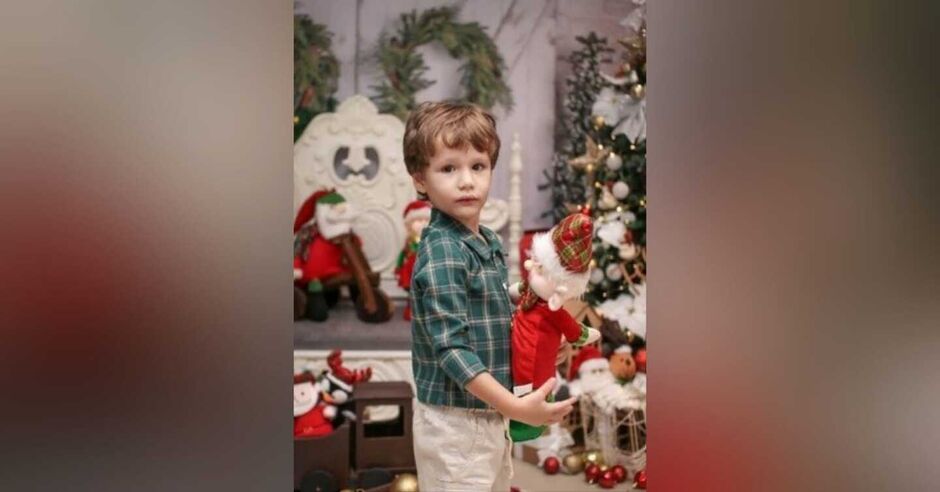 Menino foi encontrado desacordado dentro do veículo pela mãe Menino
