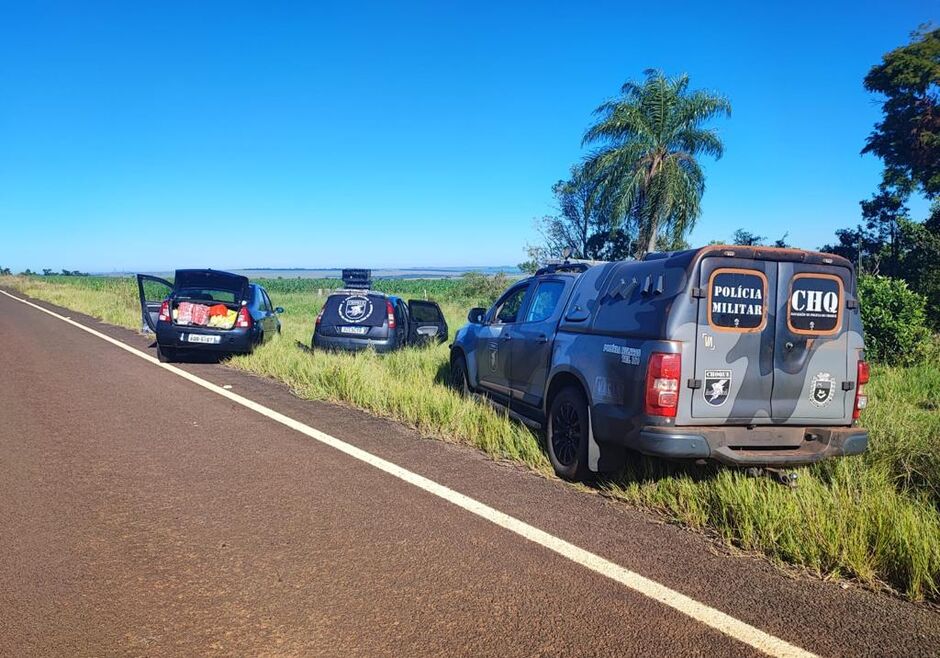 Veículo abandonado às margens da rodovia 