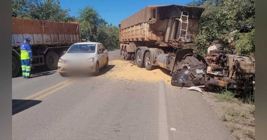 Soja ficou espalhada pela rodovia