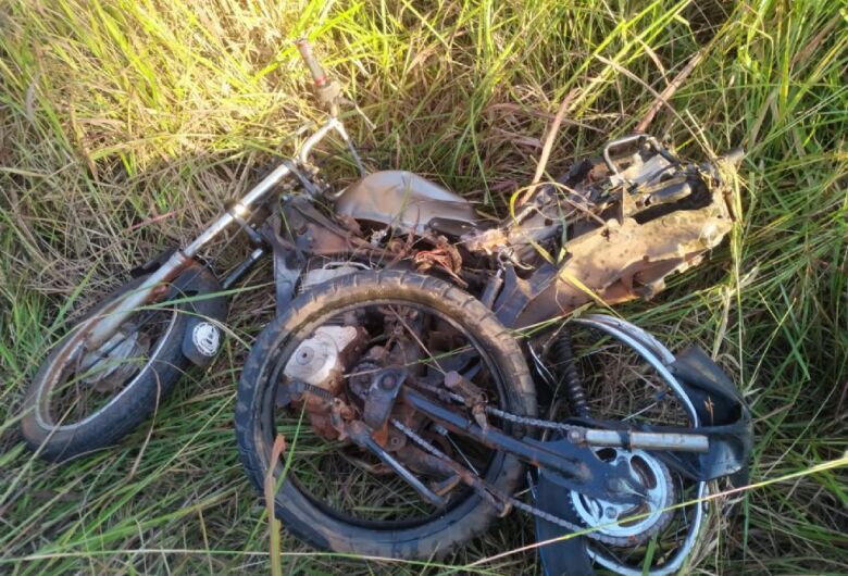 Motocicleta ficou destruída com o impacto