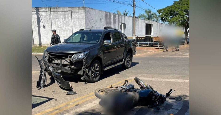 Caminhonete ficou com a frente destruída