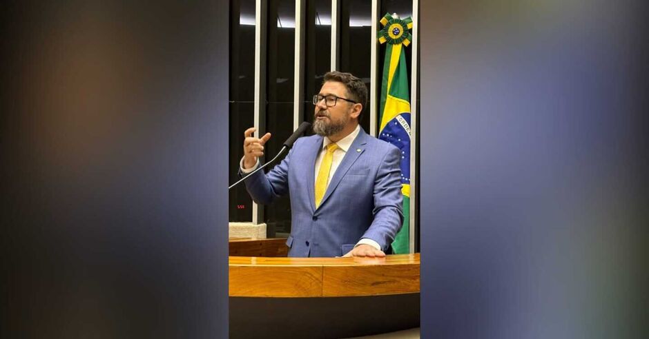 Marco Pollon durante discurso na Câmara dos Deputados