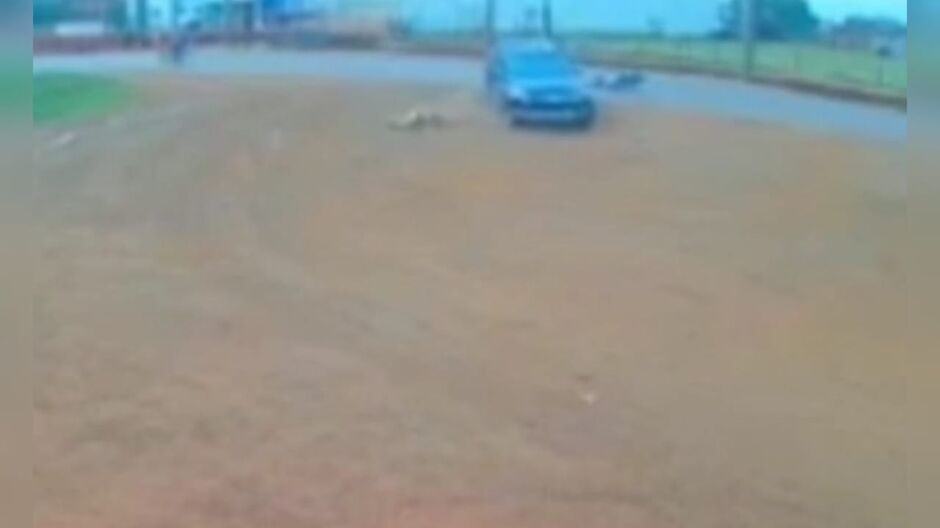 Condutora da moto foi arremessada sobre o para-brisa da caminhonete 