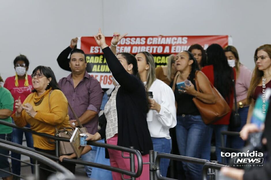 Mães protestaram por filhos estarem sem estudar