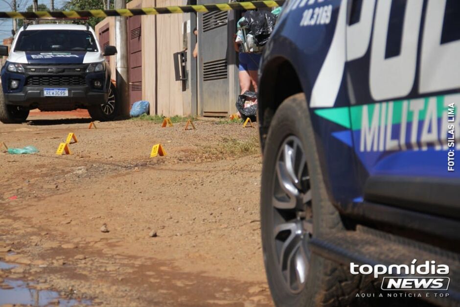 Foram efetuados vários disparos contra o trio na casa