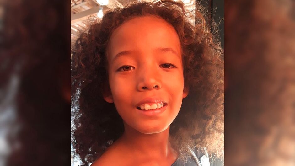 Heloysa mora com a avó e mais três irmãos 