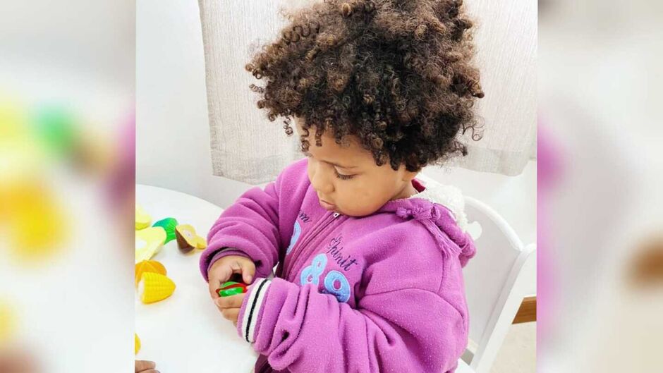 Mãe se desespera ao ver crises nervosas da filha