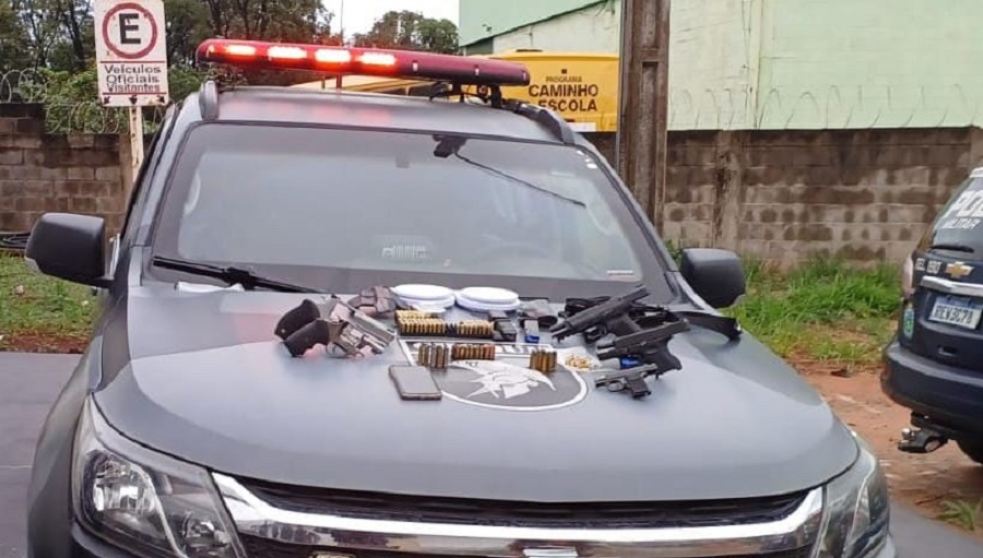 Cinco armas, entre pistolas e revólveres, além de 153 munições foram encontradas