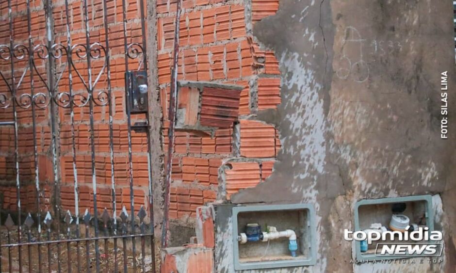 Jovem derrubou o muro e conseguiu fugir antes de criminoso cometer conjunção carnal