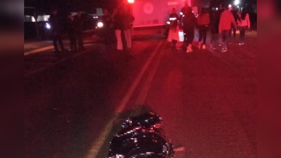 Vítima perdeu controle da Biz e caiu na pista