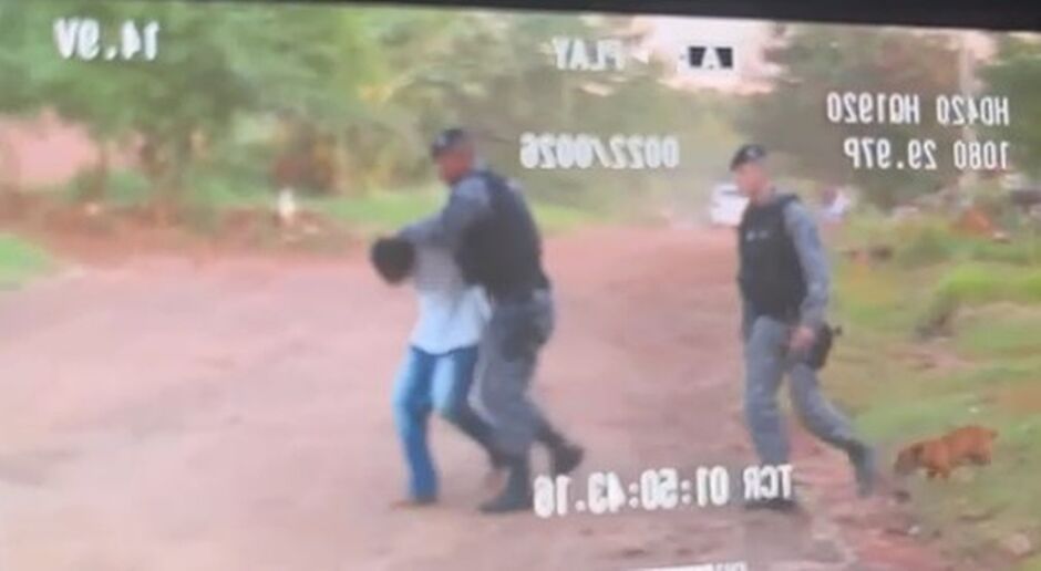 Momento que suspeito é preso pela PM