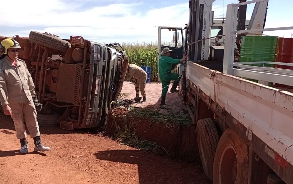 Motorista teve duas fraturas na perna 