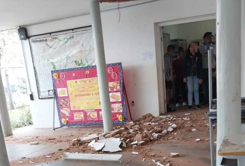 Parte do teto desabou na entrada da escola