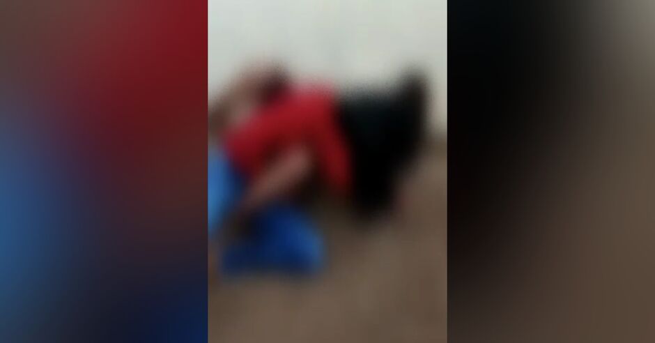 Estudantes brigam em frente de escola