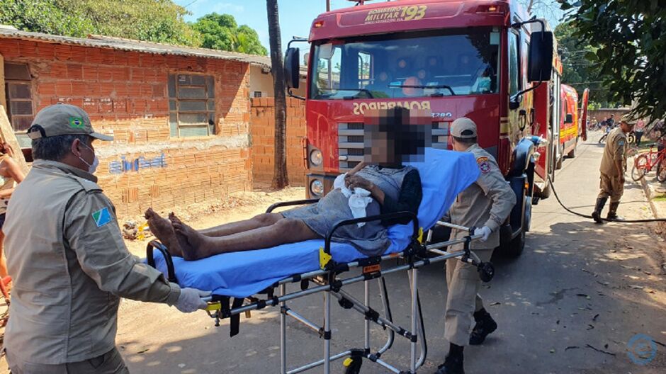 Idosa foi socorrida por vizinhos e Bombeiros 