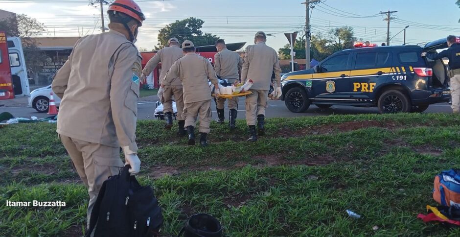 Dois homens ficaram politraumatizados por causa da batida