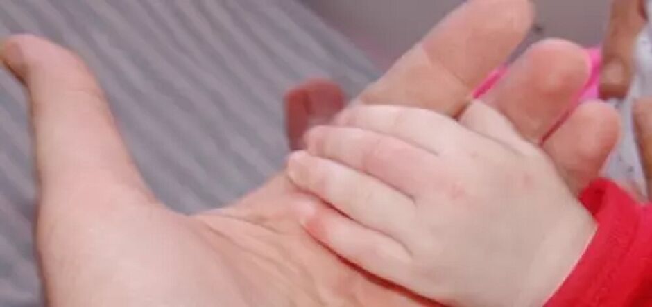 Mãe e filha estão juntas - ilustrativa - via ND+ - TS 