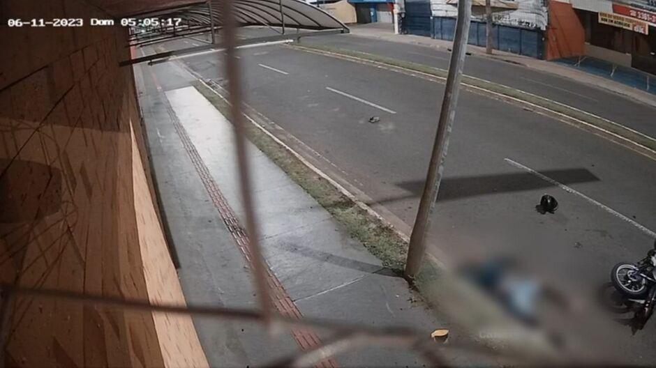 Motociclista morreu na hora ap&oacute;s bater em poste 
