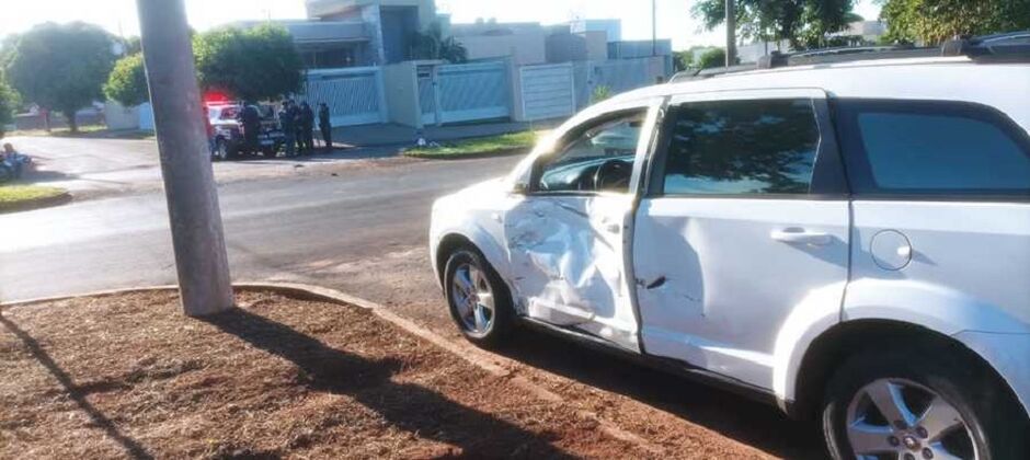 Veículo ficou com lateral toda danificada 