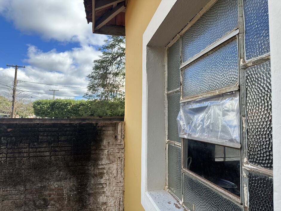 Uma das janelas do prédio foi danificada