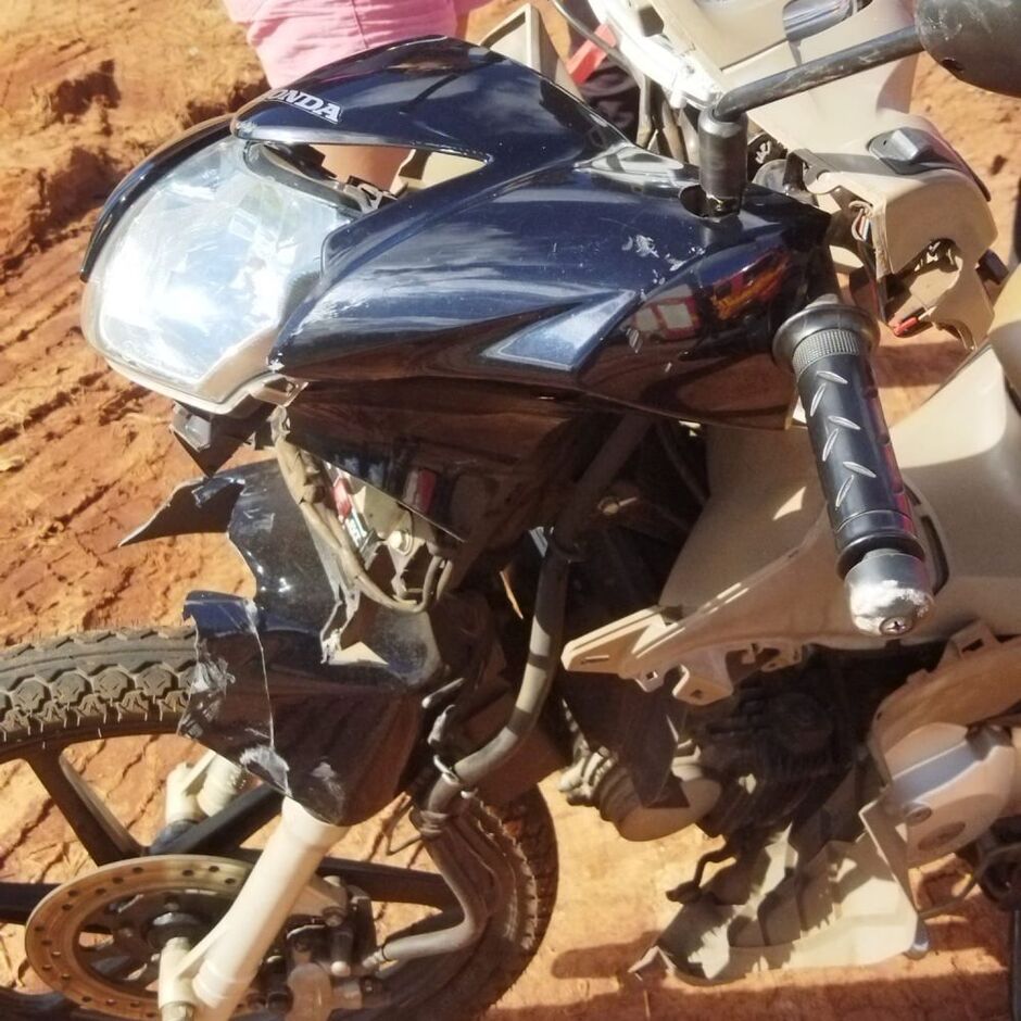 Moto ficou com a frente destruída 