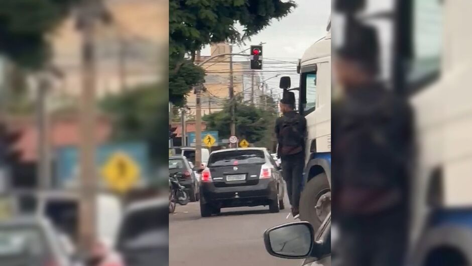 Homem pegou carona na cabine do caminhão