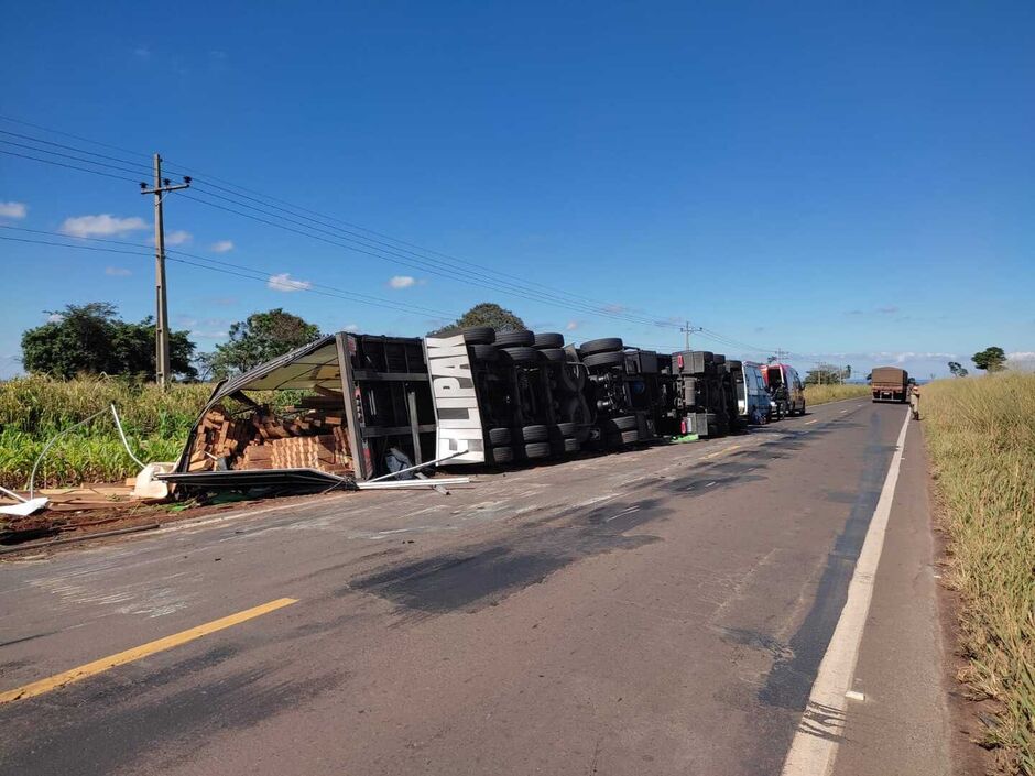 Carreta tombou nas margens da pista