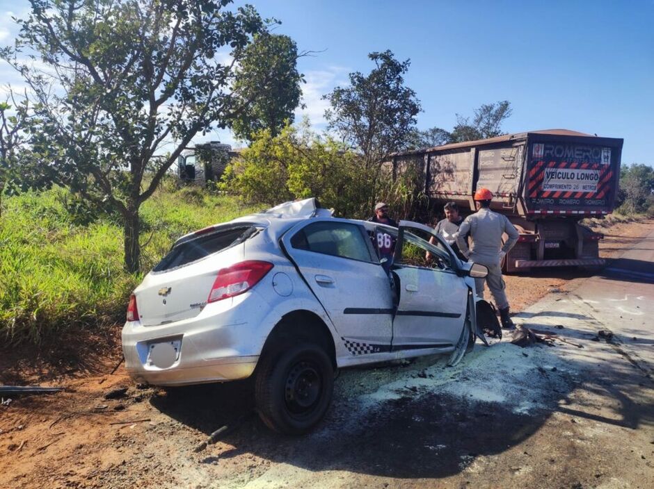 O carro ficou completamente destruído