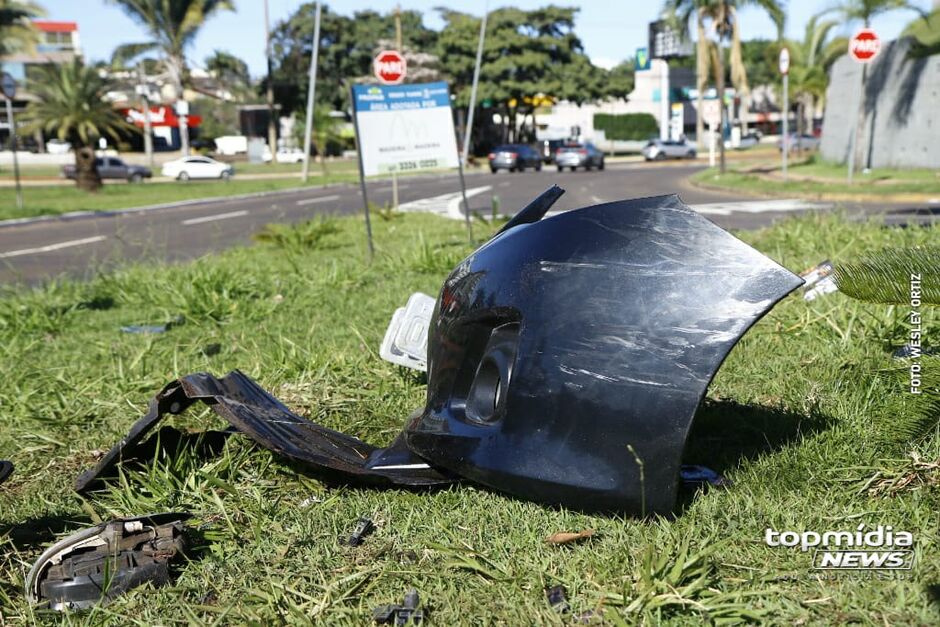 Canteiro da pista ainda tinha marcas e objetos dos veículos do acidente