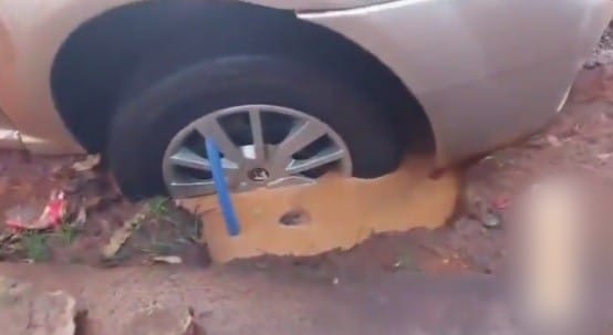 Buraco foi formado por um vazamento de um cano