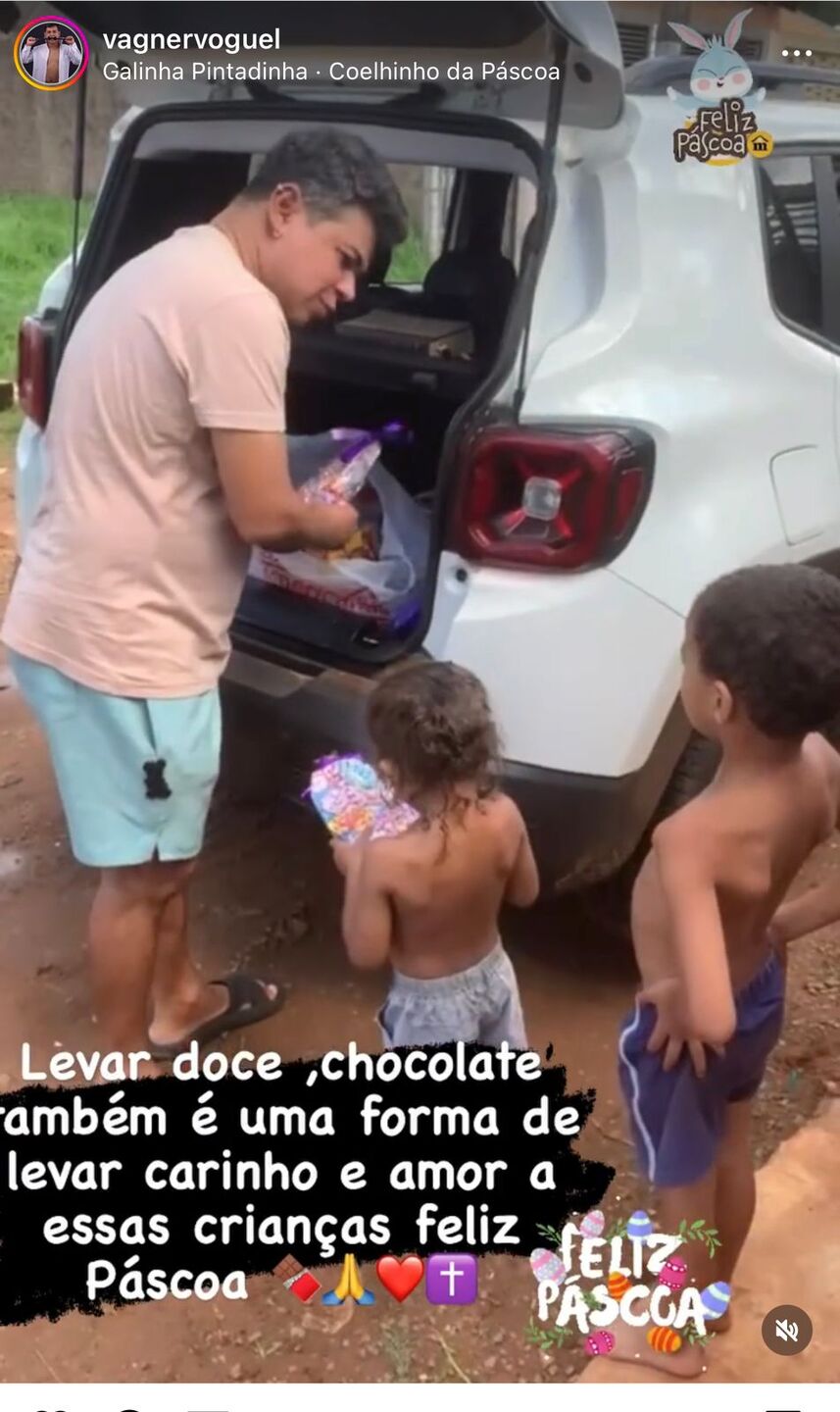 Wagner Voguel entregando doações 