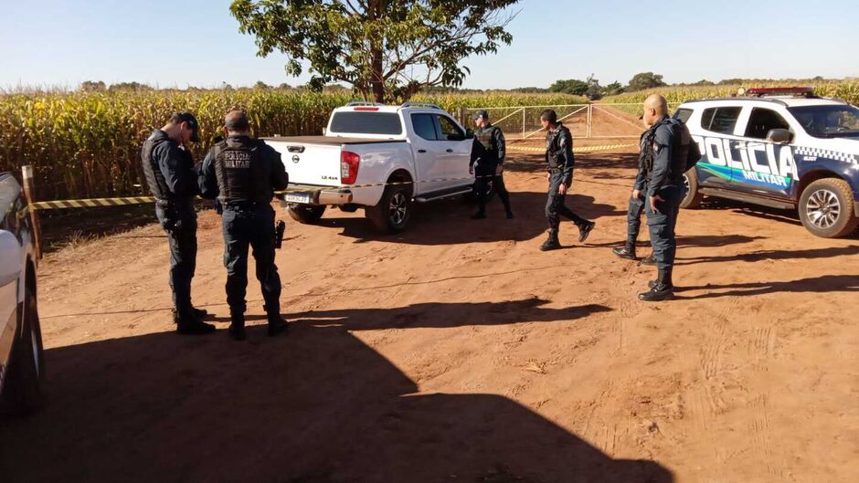 Corpo está dentro da caminhonete; perícia a caminho