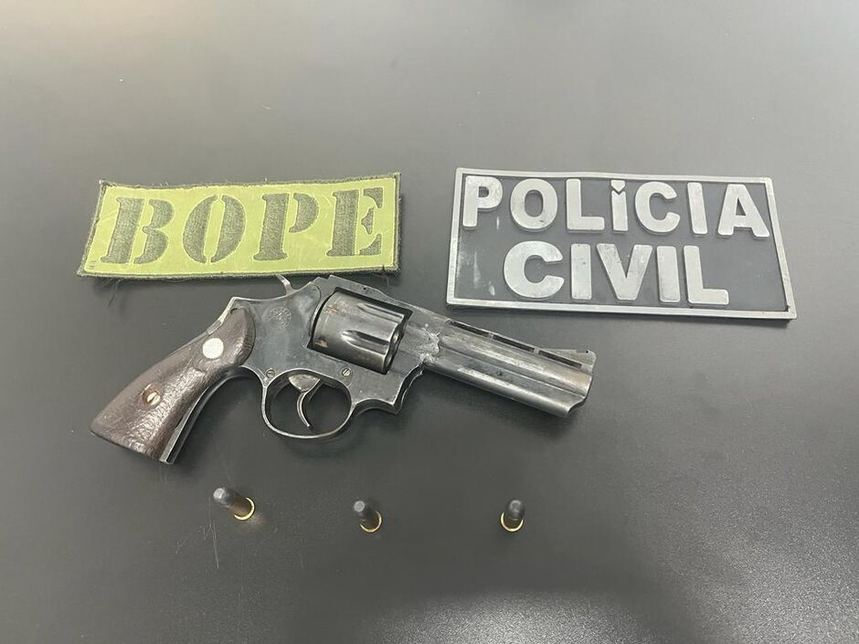 Arma utilizada pelo criminoso na tentativa de embate com os policiais