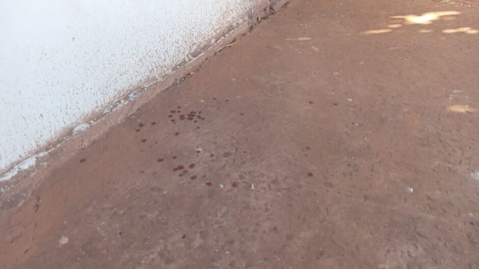 Sangue na frente do residencial.