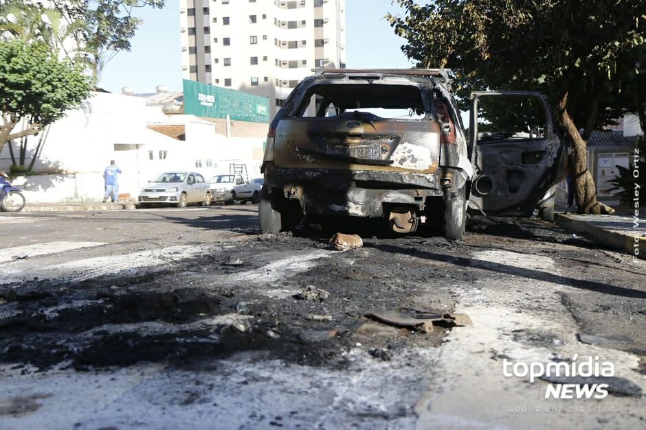 Veículos ficaram destruídos após o incêndio