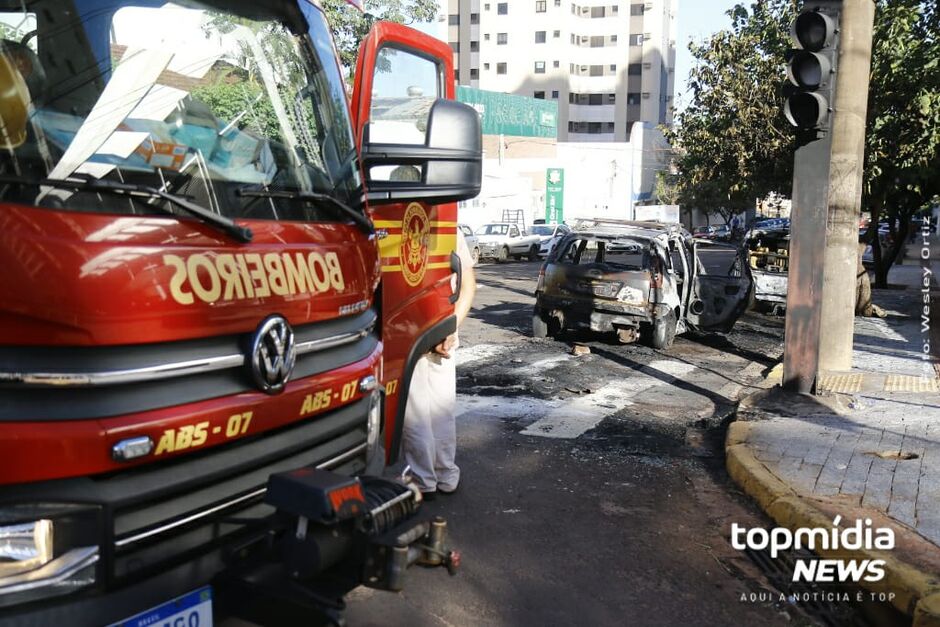 Veículos ficaram destruídos após o incêndio