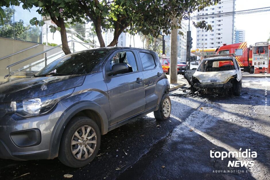Veículos ficaram destruídos após o incêndio