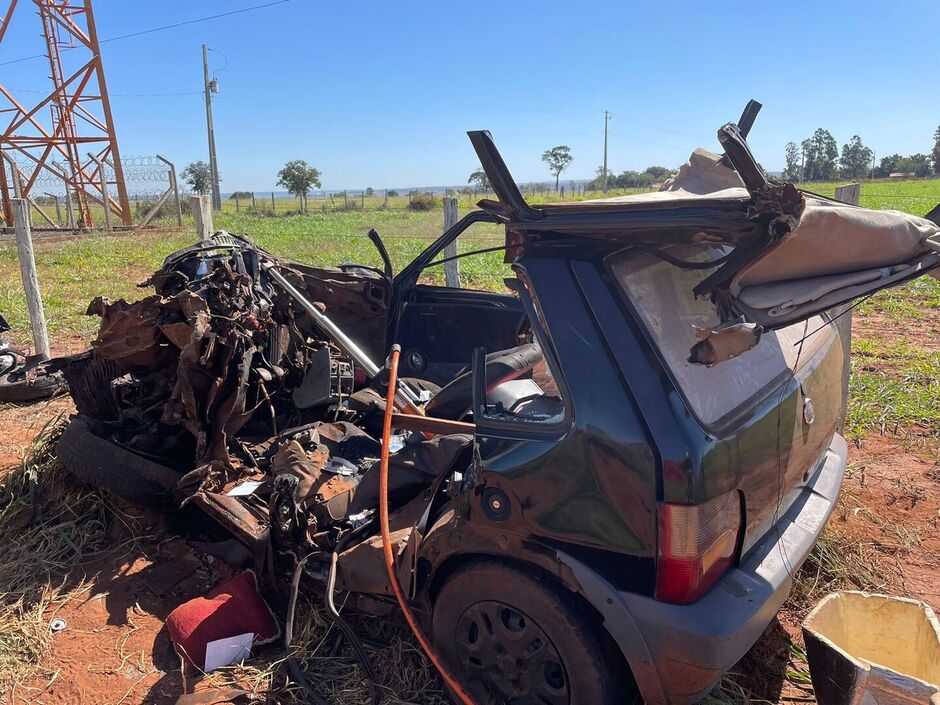 Fiat Uno ficou completamente destruído