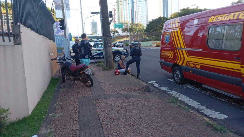 A mulher foi socorrida pelo Corpo de Bombeiros 
