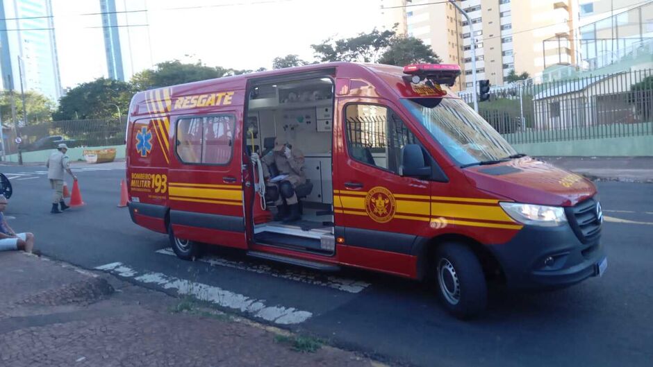A mulher foi socorrida pelo Corpo de Bombeiros 