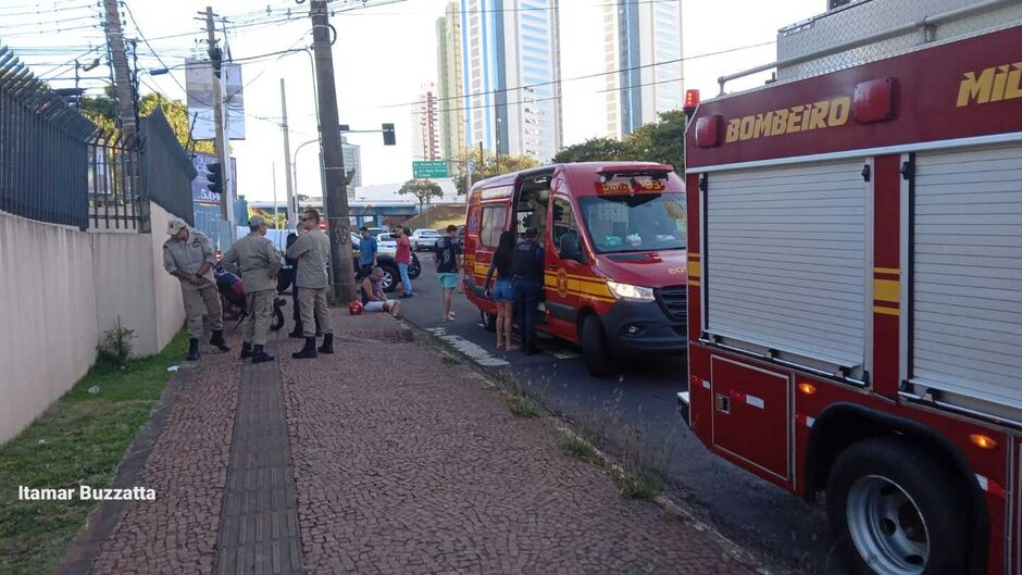 A mulher foi socorrida pelo Corpo de Bombeiros 