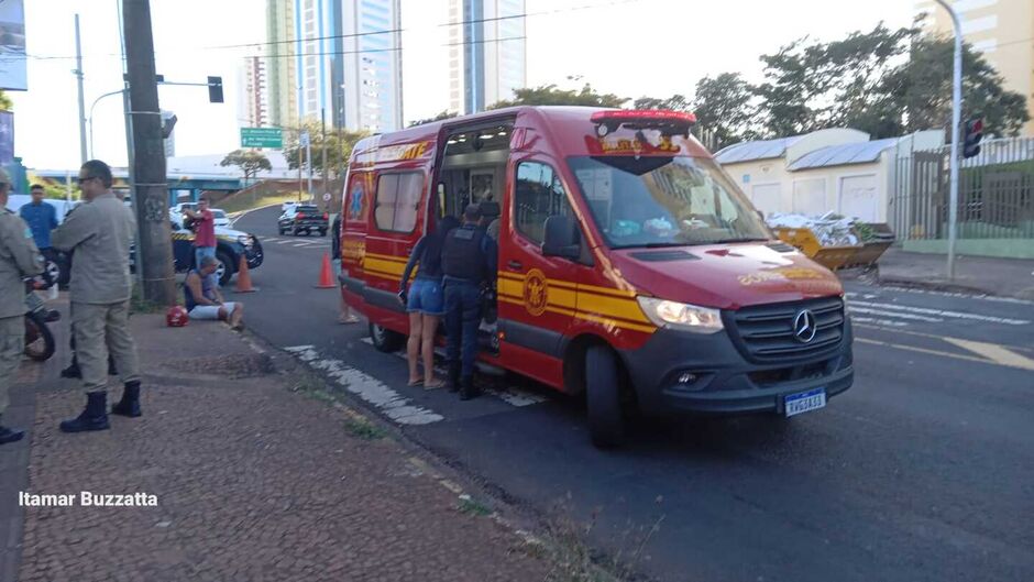 A mulher foi socorrida pelo Corpo de Bombeiros 