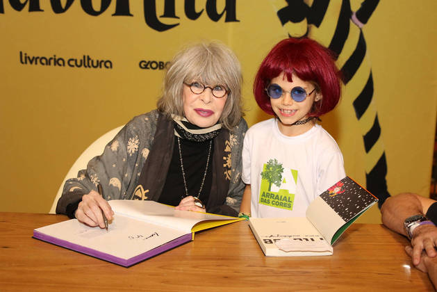 Rita Lee e sócia mirim no lançamento do último livro da cantora