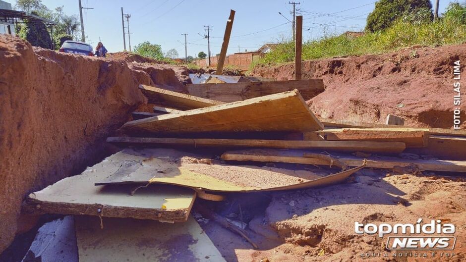 Terreno tem um enorme buraco bem no meio da propriedade