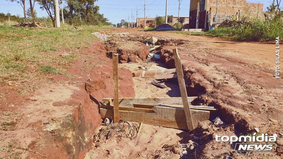 Terreno tem um enorme buraco bem no meio da propriedade