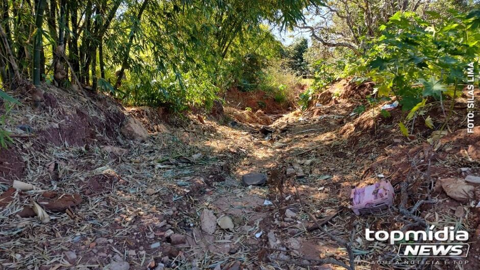 Terreno tem um enorme buraco bem no meio da propriedade