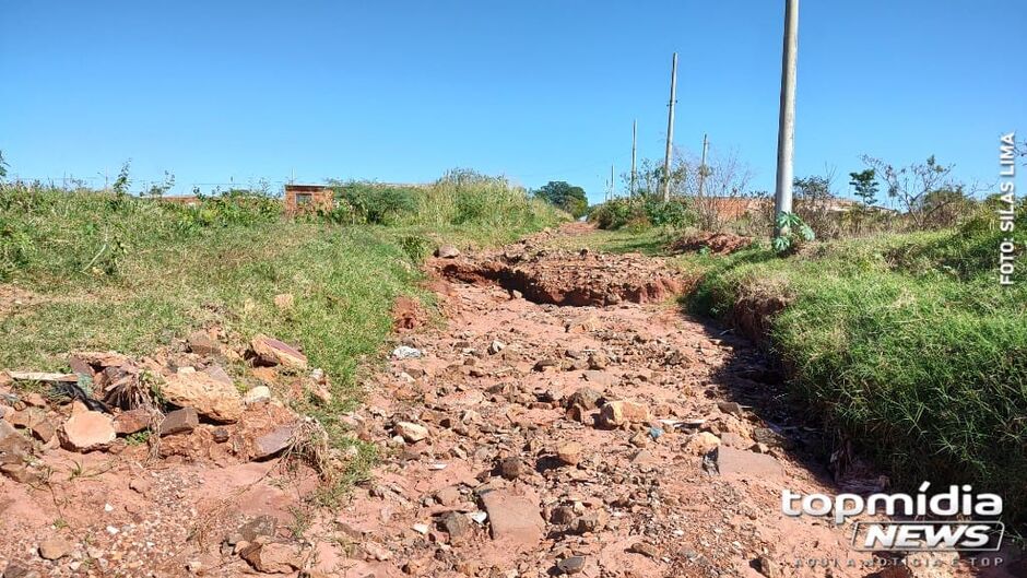 Terreno tem um enorme buraco bem no meio da propriedade