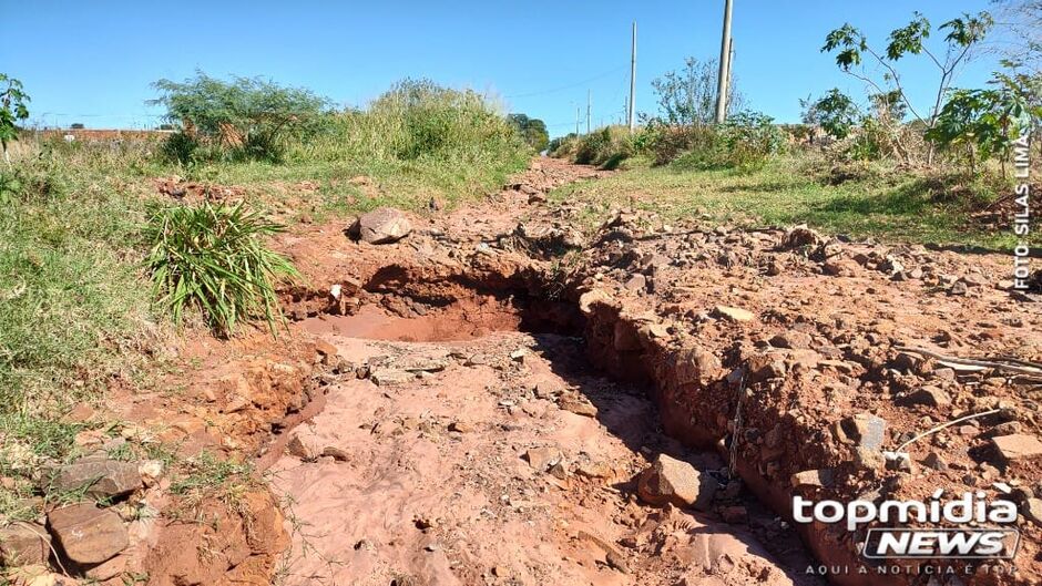 Terreno tem um enorme buraco bem no meio da propriedade