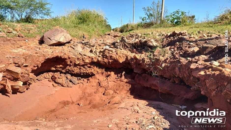 Terreno tem um enorme buraco bem no meio da propriedade